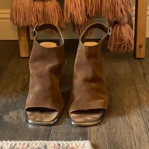 Super cute brown Steve Madden heels!